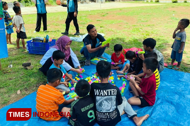 Tim dari Dinsos Pemprov Jatim dan Dinas KBPPPA Gresik saat mengajak anak-anak Bawean bermain (Foto: Dinas KBPPPA Gresik for TIMES Indonesia).