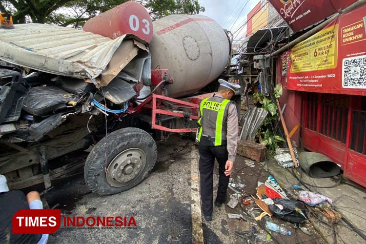 Sopir Truk Molen Terjepit Usai Tabrak Tiang Hingga Rumah Warga di Kota Malang