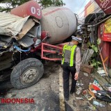 Sopir Truk Molen Terjepit Usai Tabrak Tiang Hingga Rumah Warga di Kota Malang