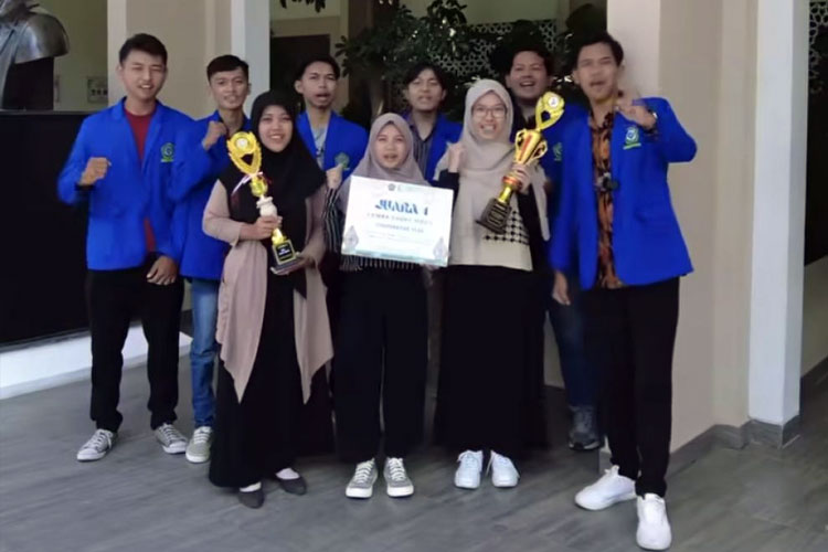 Mahasiswa Unwaha Jombang yang berhasil menorehkan juara. (FOTO: AJP TIMES Indonesia)