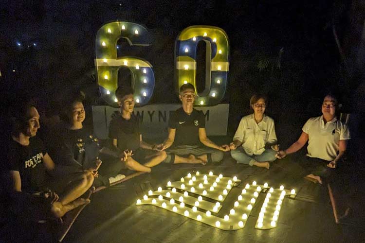 Yoga dalam gelap selama satu jam di Wyndham Surabaya pada Sabtu (30/3/2024) besok sebagai peringatan Earth Hour tahunan. (Dok. Wyndham Surabaya)
