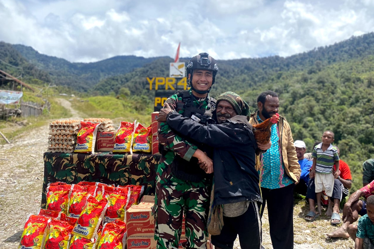 Kecintaan warga di Distrik Dal, Nduga, Papua begitu lekat saat para prajurit Satgas Pamtas Yonif 433/JS harus pamit pada mereka. (FOTO: Satgas Pamtas Yonif 433/JS for TIMES Indonesia).