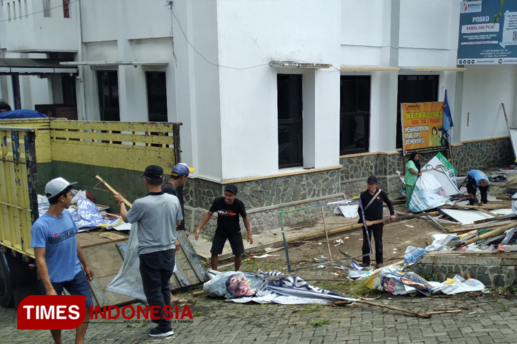 Bawaslu Kota Batu memusnahkan ribuan APK setelah disurati Dinas Kesehatan karena barang bukti ini menjadi sarang nyamuk. (Foto: Muhammad Dhani Rahman/TIMES Indonesia)