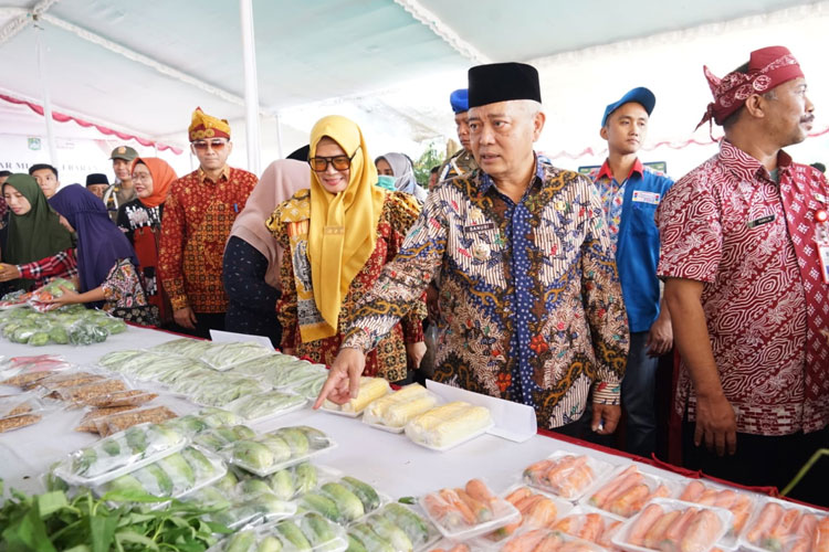 Bupati Malang, HM Sanusi, didampingi Kepala Disperindag Kabupaten Malang, Mahila Surya Dewi, saat mengunjungi stand Pasar Lebaran di Pakis, Kabupaten Malang, Sabtu (30/3/2024). (Foto Humas Prokopim)