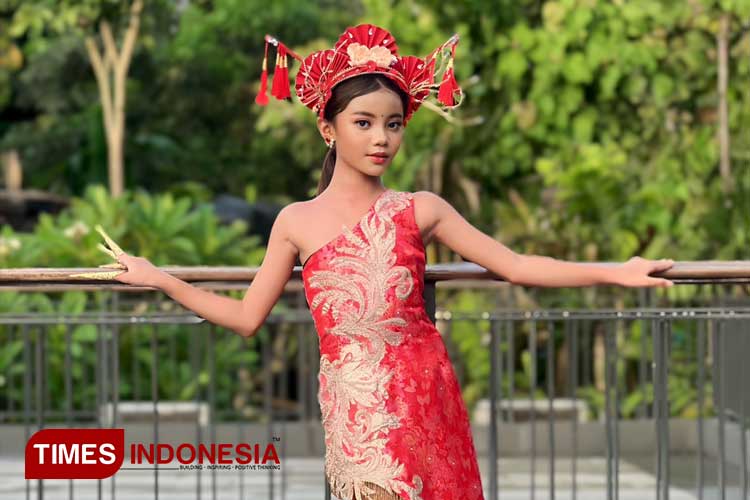 Model kids bertalenta, Gung Dyah sedang mempersiapkan diri untuk mengikuti event internasional Bali Fashion Parade 2024. (Foto: Susi/TIMES Indonesia) 