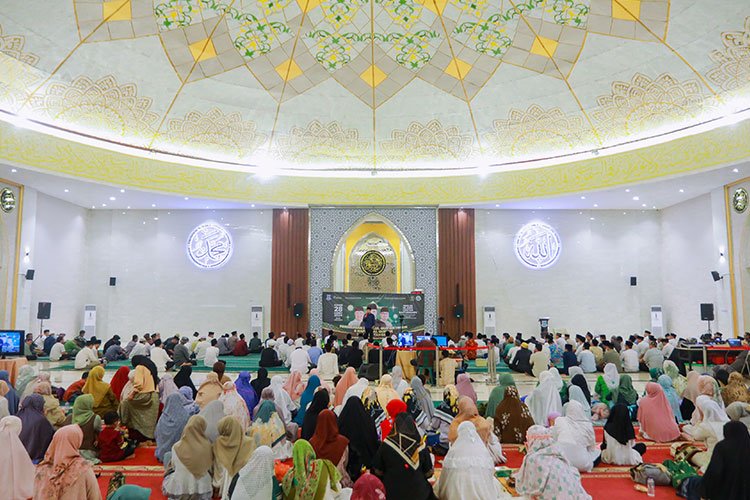 Mayor-and-Deputy-Mayor-of-South-Tangerang-City-with-attendees-a.jpg