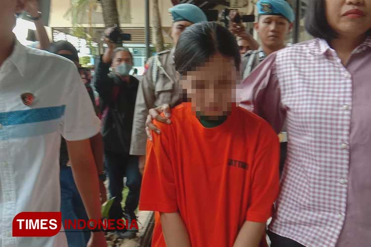Suster bernama Indah alias IPS, tersangka penganiayaan anak selebgram di Malang saat digelandang oleh kepolisian. (Foto: Rizky Kurniawan Pratama/TIMES Indonesia)