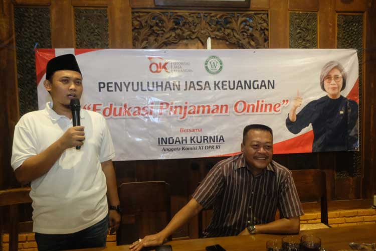 Anggota DPR RI Komisi XI, Indah Kurnia saat edukasi pinjaman online (pinjol) bersama OJK dan Yayasan Wahana Narasi Indonesia yang dihadiri ratusan warga di Kabupaten Sidoarjo (Foto: dok Indah Kurnia)