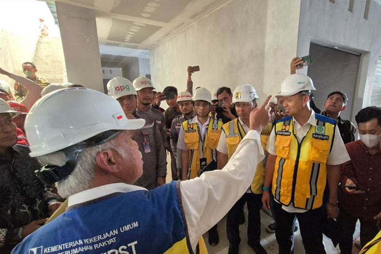 Menteri PUPR RI Basuki Hadimuljono saat meninjau progres pembangunan kembali Pasar Kolpajung di Pamekasan, Jumat (29/3/2024).  (FOTO: Biro Komunikasi Publik Kementerian PUPR RI)