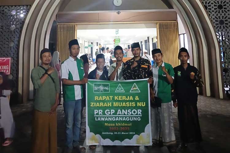 Pimpinan ranting GP Ansor Lawanganagung Saat berada di Tebu Ireng Jombang. (FOTO: Istimewa)