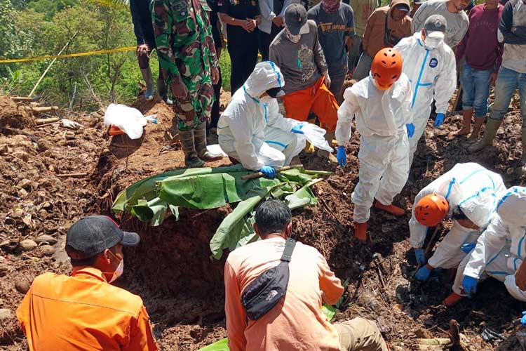 Tim SAR gabungan evakuasi korban longsor di Jalan Nasional Majalengka - Kuningan. (FOTO: Humas Polres Majalengka for TIMES Indonesia)