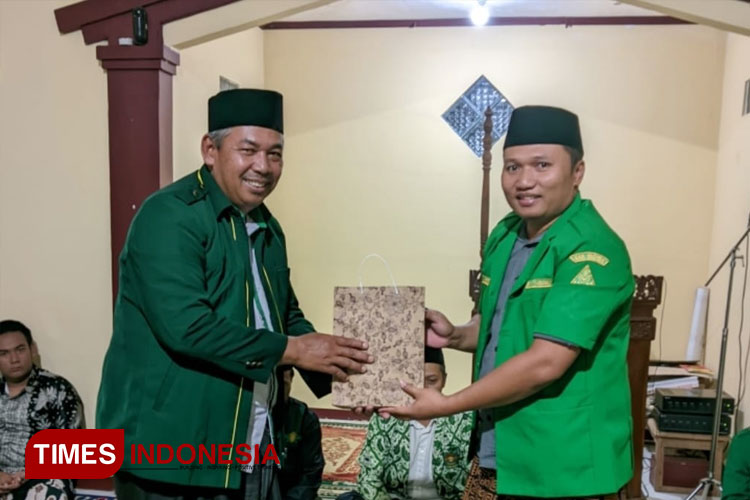 Penyerahan bibit tanaman secara simbolik oleh Ketua PC GP Ansor Pacitan, Zainal Arifin saat Safari Ramadan 12 kecamatan. (FOTO: Rojihan/TIMES Indonesia) 