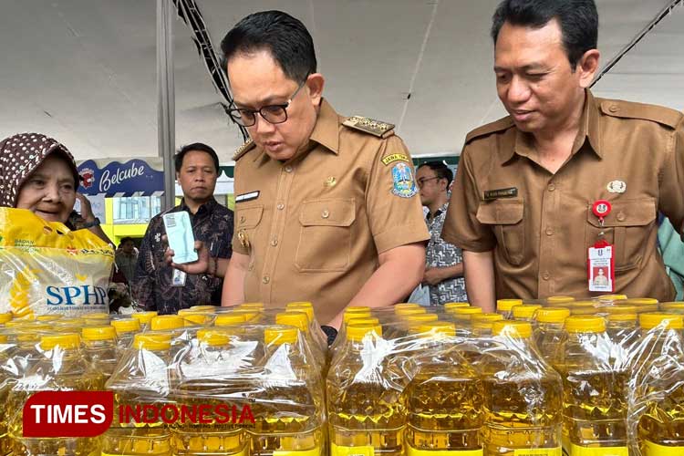 Pj Gubernur Adhy bersama Kepala Dinas Pertanian dan Ketahanan Pangan Jatim Dydik Rudy Prasetya saat meninjau bazar pangan murah di Halaman Kantor Dinas Pertanian Jatim, Senin (1/4/2024). (Foto: Lely Yuana/TIMES Indonesia)