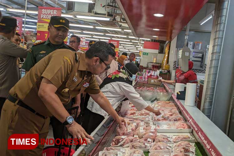 Pj. Wali Kota Mojokerto, Ali Kuncoro memperhatikan kualitas daging ayam di Superindo, Kota Mojokerto, Senin (1/4/2024) (Foto: Theo/TIMES Indonesia)