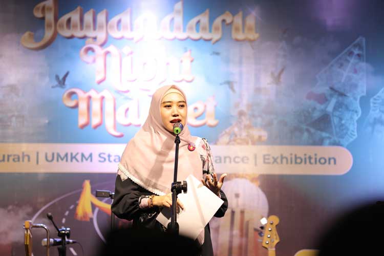 Ketua Dewan Kerajinan Nasional Daerah (Dekranasda) Kabupaten Sidoarjo, Hj. Sa'adah Ahmad Muhdlor saat meninjau stand UMKM di Jayandaru Night Market 2024 (FOTO: Kominfo Sidoarjo)