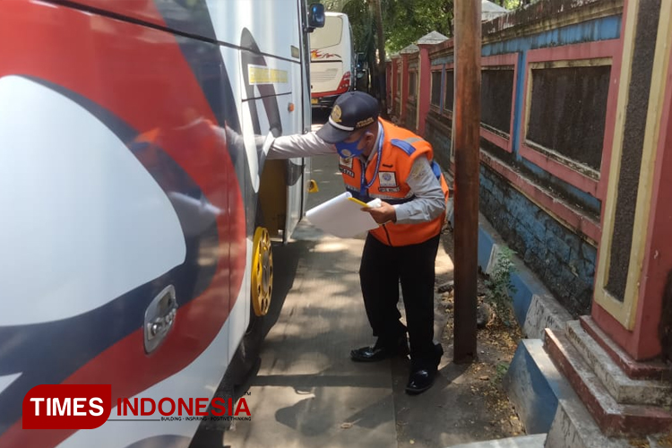 Petugas UPT Terminal Bayuangga Kota Probolinggo melakukan pengcekan Ramp Check. (Foto: UPT Terminal for TIMES Indonesia)