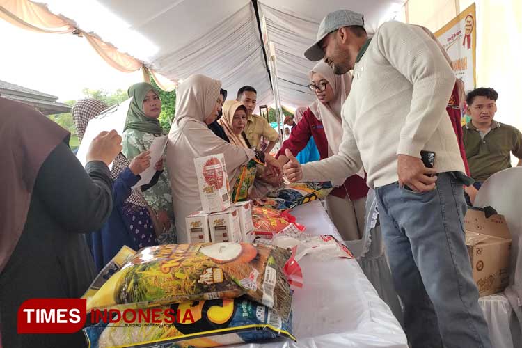 Warga Bondowoso berduyun-duyun mendatangi gerakan pangan murah di Alun-alun Bondowoso (FOTO: Moh Bahri/TIMES Indonesia) 