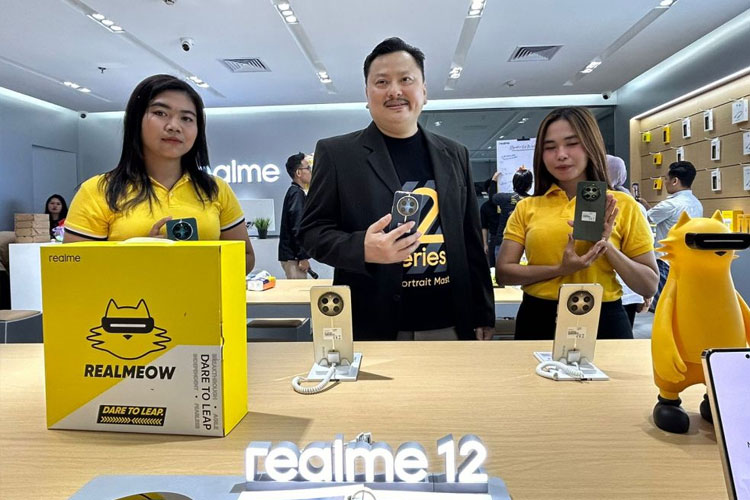 Owner Asia Jaya Group Rony Candra saat pembukaan First Realme Experience Store 3.5 di WTC Mall Surabaya, Minggu (31/3/2024).(Foto : Lely Yuana/TIMES Indonesia)