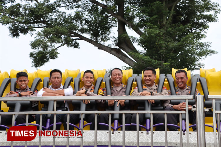 Kapolres Batu, AKBP Oscar Syamsudin menjajal Mini Coaster di Jatim Park 1. (FOTO: Muhammad Dhani Rahman/TIMES Indonesia)