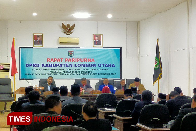 Ketua DPRD Lombok Utara, Artadi didampingi Wakil Ketua I, Burhan M Nur, Wakil Ketua II, Mariadi memimpin pelaksanaan rapat paripurna persetujuan Perda Perangkat Desa. Yang dihadiri Wakil Bupati Lombok Utara, Danny Karter. (FOTO: HERY MAHARDIKA/TIME