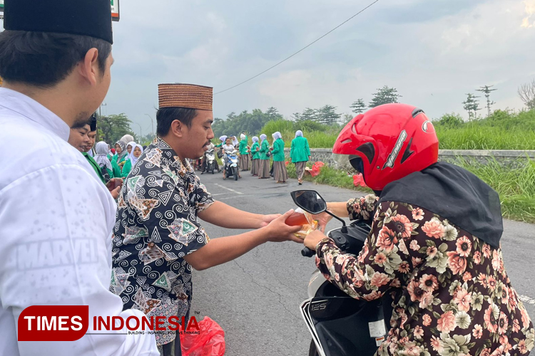 Pengurus PAC GP Ansor Jombang Beserta Fatayat NU Peterongan Saat Bagi-bagi Takjil Gratis ke Para Pengendara. (FOTO : Rohmadi/TIMES Indonesia)