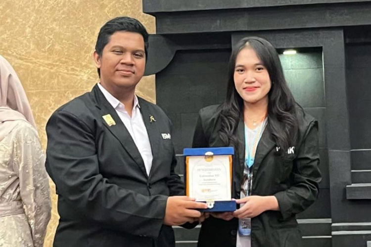 katan Senat Mahasiswa Kedokteran Indonesia (ISMKI) memberi penghargaan kepada FK Ubaya atas capaian Pelaksanaan Desa Binaan Terbaik Seluruh Indonesia. (FOTO: AJP TIMES Indonesia)