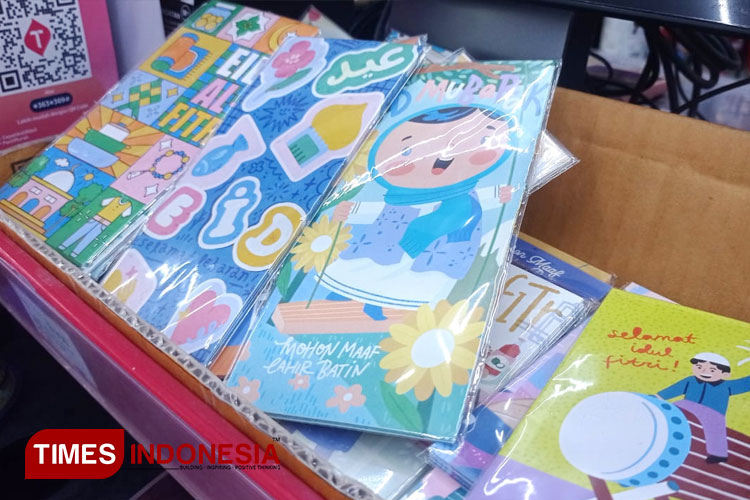 Kartu ucapan Idul Fitri yang dijajakan di depan etalase kasir retail modern di Majalengka. (FOTO: Hendri Firmansyah/TIMES Indonesia)