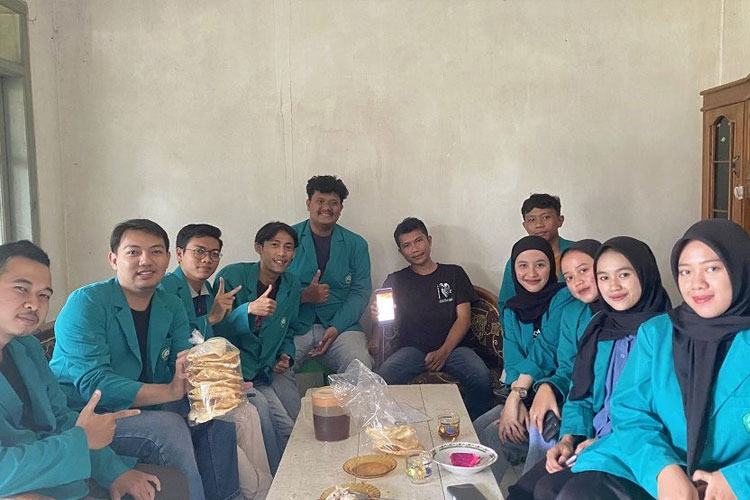 Mahasiswa KSM-T Unisma Malang bersama salah satu UMKM Dusun Pohkecik mengembangkan branding dan pemasaran kerupuk samiler. (FOTO: AJP TIMES Indonesia)B: Foto bersama di depan rumah produksi