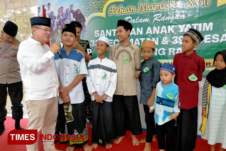 Beginilah Komisaris PT ACA saat melakukan pendekatan kepada anak-anak yatim. Ada yang bercita-cita menjadi pengusaha. (FOTO: Widodo Irianto/TIMES Indonesia)