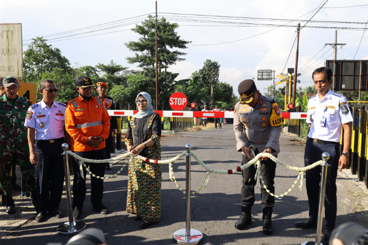 Pemerintah Kabupaten Blitar meresmikan dua palang pintu perlintasan kereta api sebidang di Ngaglik Srengat dan Sumberjo Talun.(Foto: Pemkab Blitar)