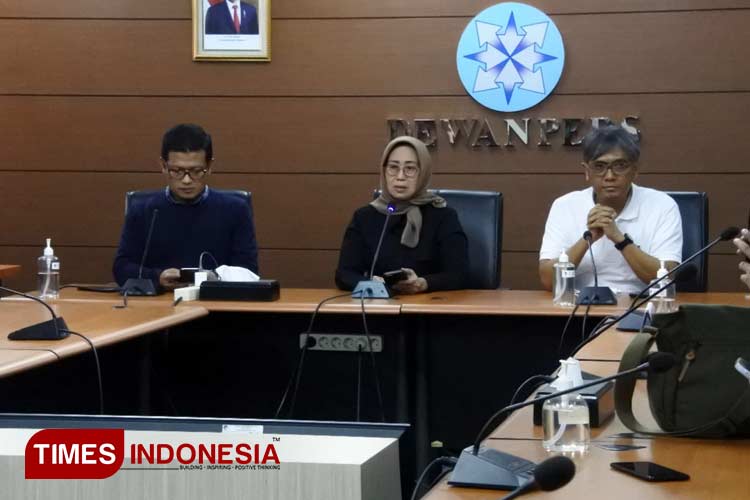 Ketua Dewan Pers Ninik Rahayu (tengah) memberikan keterangan pers terkait kekerasan terhadap wartawan di Halmahera Selatan. (FOTO: Fahmi/TIMES Indonesia) 