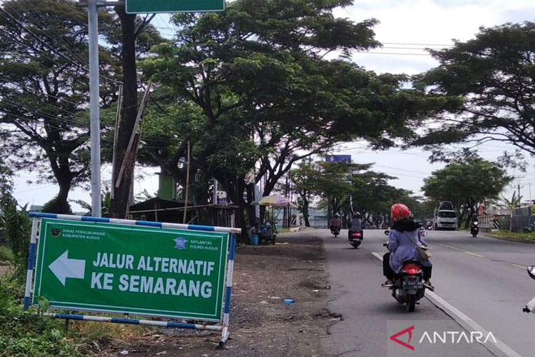 Rambu penunjuk jalur alternatif dari arah Pati menuju Semarang untuk menghindari kemacetan di Perempatan Kerawang maupun acara Tradisi Bulusan. (FOTO: ANTARA/Akhmad Nazaruddin Lathif)