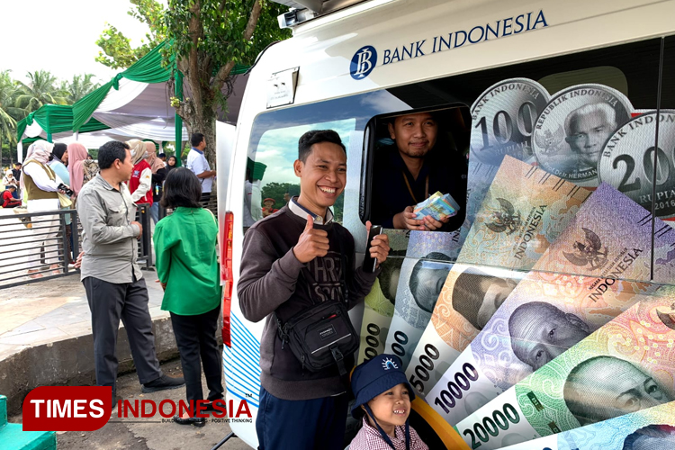 Masyarakat saat menukarkan uang di Alun-alun Jember, Selasa (2/4/2024). (M. Abdul Basid/TIMES Indonesia)
