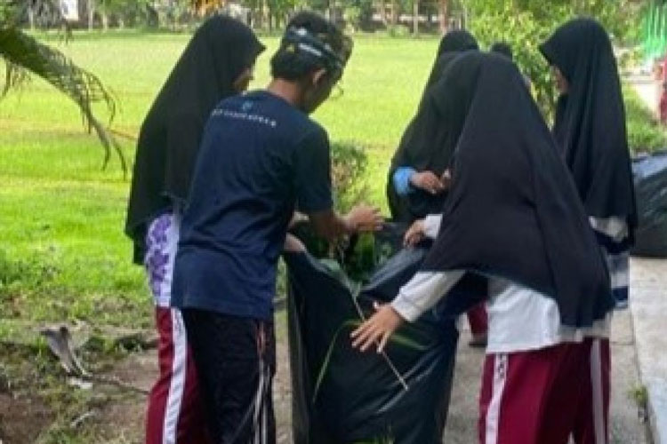 Mahasiswa Unisma Malang melaksanakan kegiatan bersih-bersih sekolah bersama siswa siswi Deenul Islam School Thailand. (FOTO: AJP TIMES Indonesia)