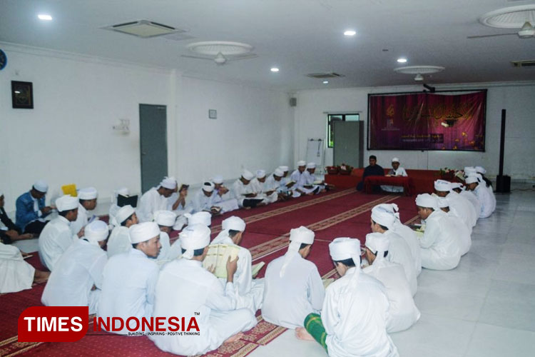 Mahasiswa Unisma Malang ikut serta dalam acara tasyakuran dan khataman Al-Qur’an di Ma’ahad Tahfiz Teh Samat Malaysia. (FOTO: AJP TIMES Indonesia)
