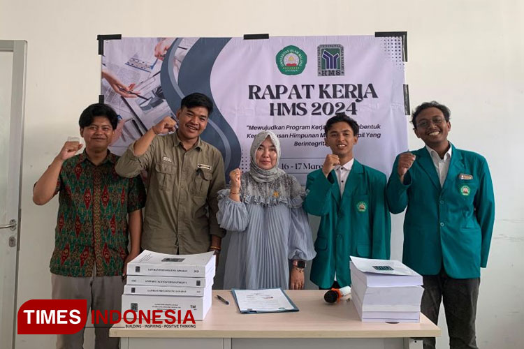 Pengurus Himpunan Mahasiswa Sipil bersama Ketua Program Studi Teknik Sipil, Dr. Azizah Rokhmawati, S.T., M.T. (FOTO: AJP TIMES Indonesia)B: Dokumentasi foto bersama seluruh pengurus Himpunan Mahasiswa Sipil Unisma Malang