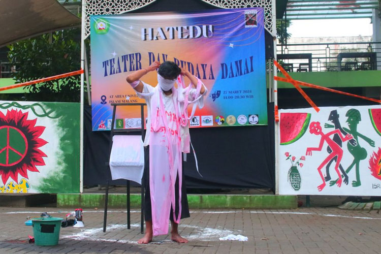 Pementasan teater memperingati hari teater sedunia. (FOTO: AJP TIMES Indonesia)B: Pementasan di lapangan volley Unisma