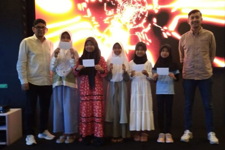 Manajemen Group Astra Surabaya saat acara berbagi tali asih bersama anak-anak di Platinum Hotel Tunjungan Surabaya, Selasa (2/4/2024).(Foto : Lely Yuana/TIMES Indonesia)