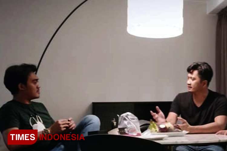 Pengurus HIPMI Pangandaran sedang melakukan diskusi pengembangan usaha. (Foto: Syamsul Ma'arif/TIMES Indonesia)