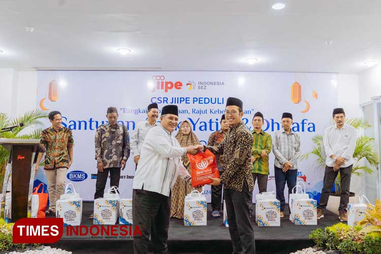 Santunan anak yatim dan pembagian sembako dari pengelola KEK JIIPE Kabupaten Gresik (Foto: Akmal/TIMES Indonesia)