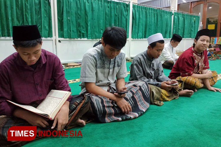 Jemaah Masjid Al Haq Surabaya Berburu Lailatul Qadar 10 Hari Terakhir Ramadan