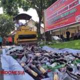 Polres Bondowoso Sita Ribuan Botol Miras yang Dijual Selama Ramadan