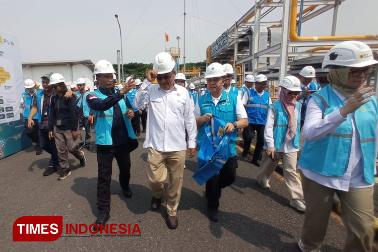 Menteri ESDM Arifin Tasrif saat meninjau meninjau PLTGU Gresik guna memastikan kesiapan pasokan listrik jelang lebaran, Kamis (4/4/2024). (FOTO: Lely Yuana/TIMES Indonesia)