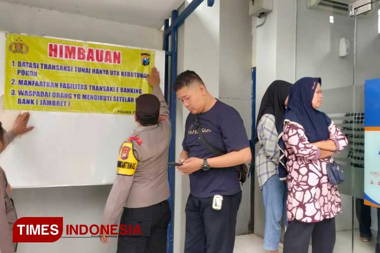 Imbauan Kapolres Pacitan terpasang di setiap ATM dan bank jelang lebaran Idul Fitri 1445 H. (FOTO: Yusuf Arifai/TIMES Indonesia) 