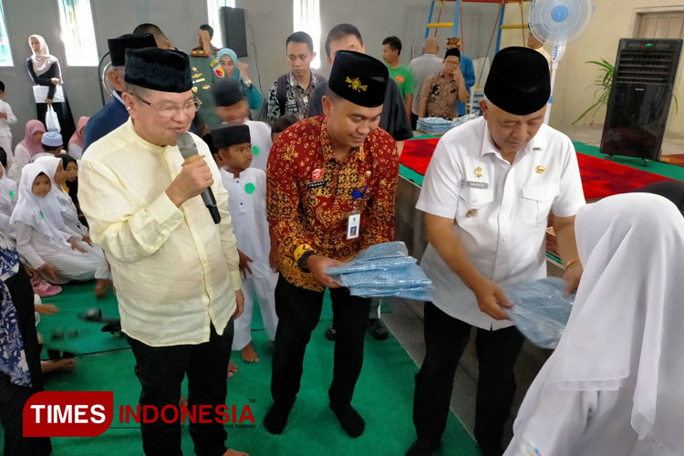 Bupati Malang, Drs H.M Sanusi MM ikut berbagi hadiah setelah memberikan kuis-kuis. (FOTO A: widodo irianto/ TIMES Indonesia).