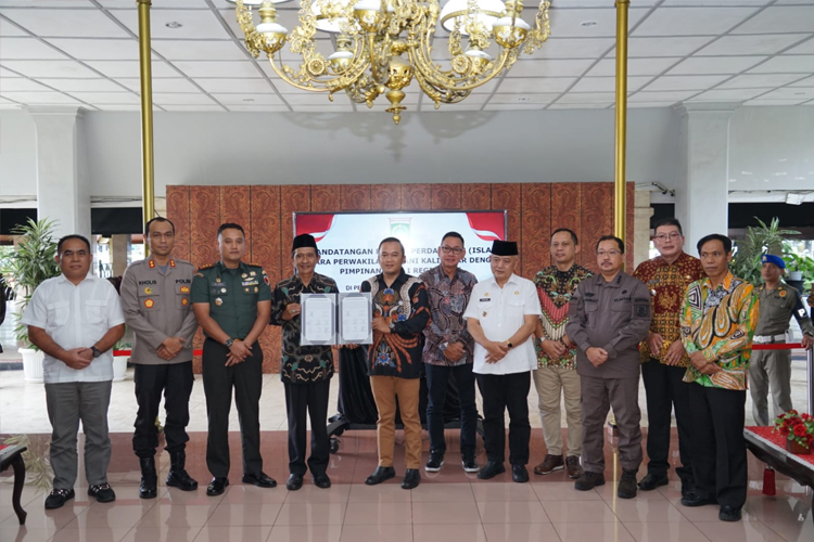 Nota dan piagam perdamaian antara pihak PTPN dan perwakilan masyarakat Kalibakar, ditunjukkan usai disepakati kedua pihak, disaksikan Bupati Malang, Kepala Kejari Kabupaten Malang dan beberapa pihak, di Pringgitan Kantor Bupati Malang. (Foto Humas Pr