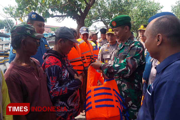 Upaya Keselamatan, 25 Kapal Penyeberangan di Gili Ketapang Dapat Bantuan Life Jacket