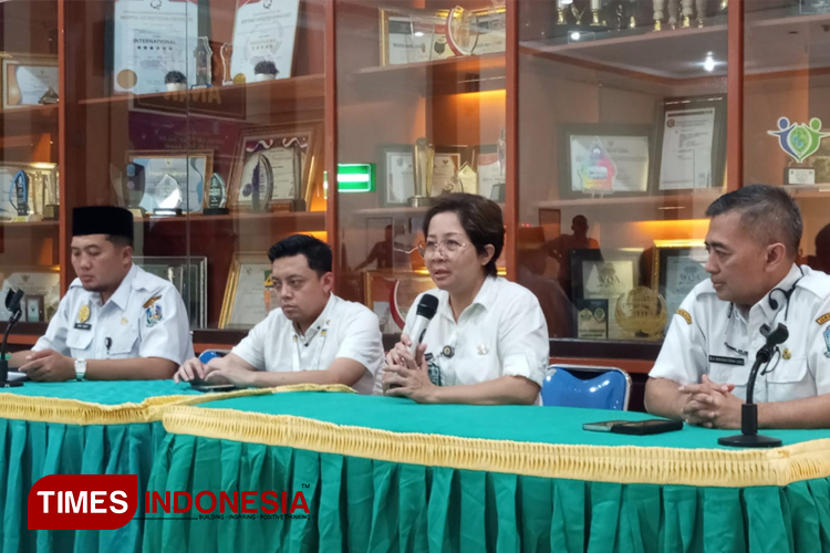 RSSA saat memberikan keterangan terkait perkembangan kasus DBD di Malang. (Foto: Rizky Kurniawan Pratama/TIMES Indonesia)