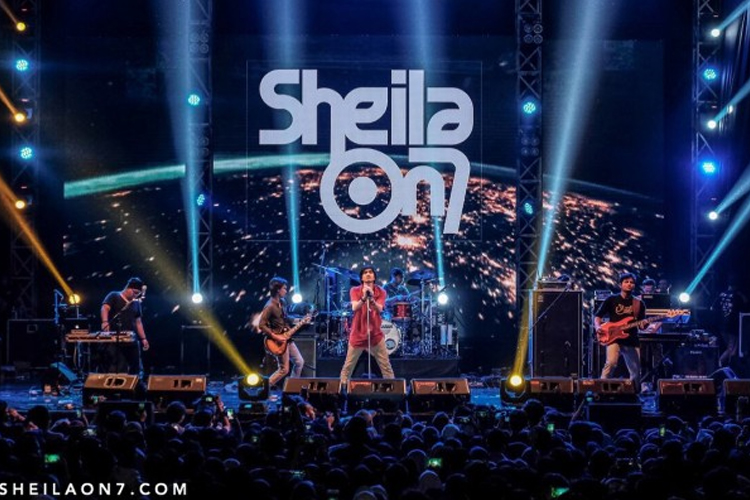 Aksi panggung Sheila on 7.