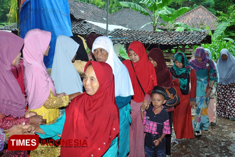 Tradisi merayakan Idul Fitri dengan Halal Bihalal di Indonesia. (FOTO: Yusuf Arifai/TIMES Indonesia)